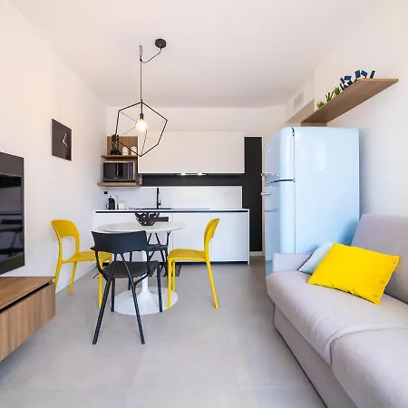 Leonardo - Swimming Pool And Wide Patio With Barbecue *